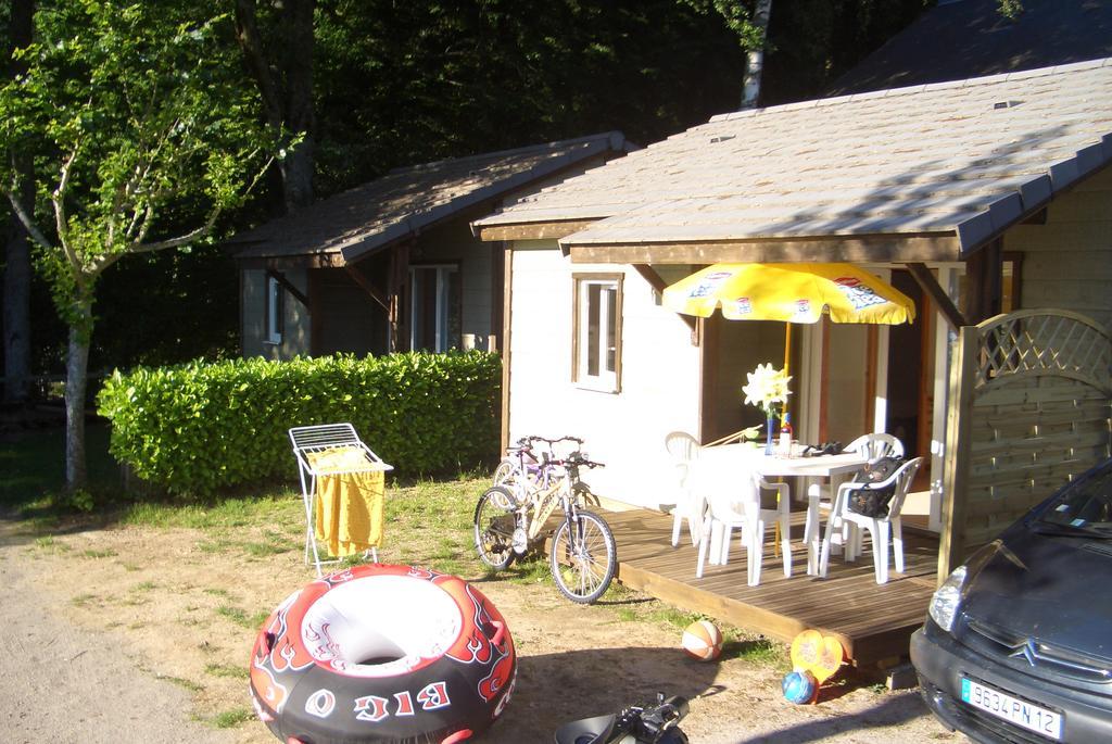 ホテルBeau-Rivage Du Lac De Pareloup Salles-Curan エクステリア 写真